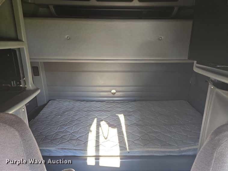 image for item EQ3577 2013 Peterbilt 386 semi truck