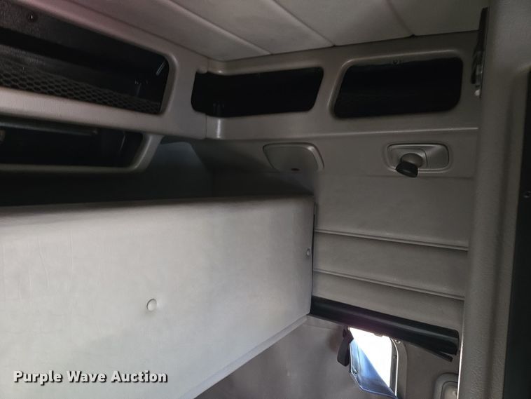 image for item EQ3577 2013 Peterbilt 386 semi truck