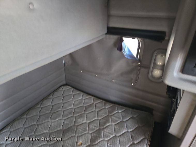 image for item EQ3577 2013 Peterbilt 386 semi truck