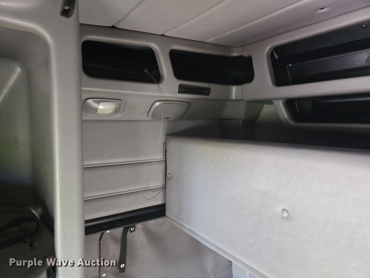 image for item EQ3577 2013 Peterbilt 386 semi truck