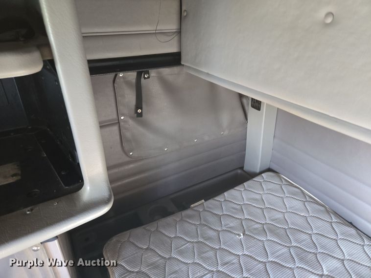 image for item EQ3577 2013 Peterbilt 386 semi truck