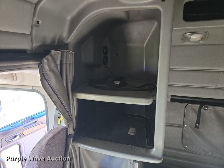 image for item EQ3577 2013 Peterbilt 386 semi truck