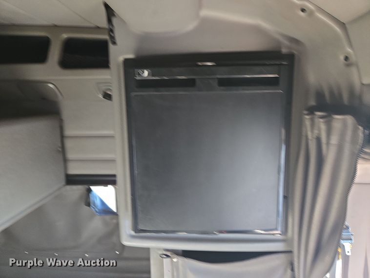 image for item EQ3577 2013 Peterbilt 386 semi truck