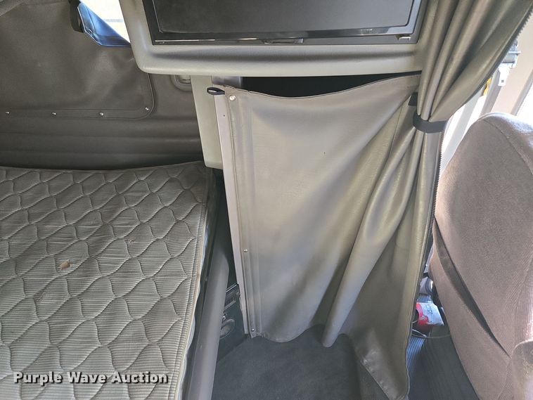 image for item EQ3577 2013 Peterbilt 386 semi truck