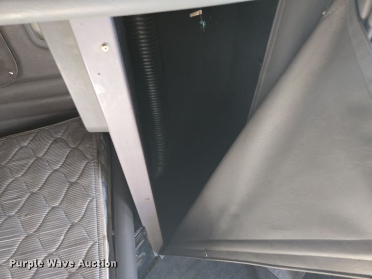 image for item EQ3577 2013 Peterbilt 386 semi truck