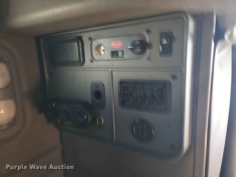 image for item EQ3577 2013 Peterbilt 386 semi truck
