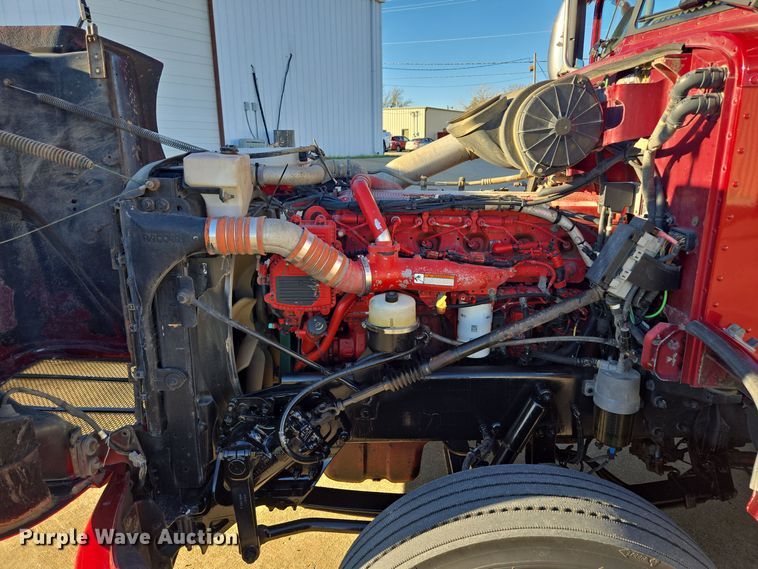 image for item EQ3577 2013 Peterbilt 386 semi truck