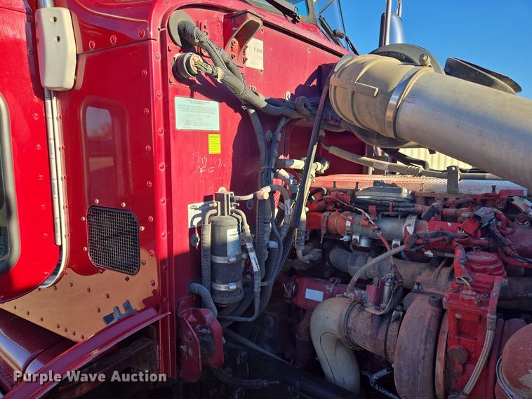 image for item EQ3577 2013 Peterbilt 386 semi truck