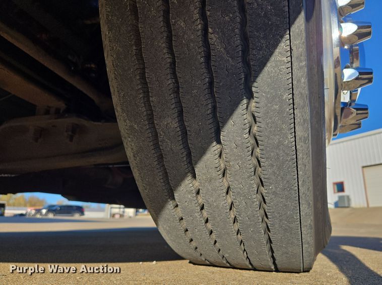 image for item EQ3577 2013 Peterbilt 386 semi truck