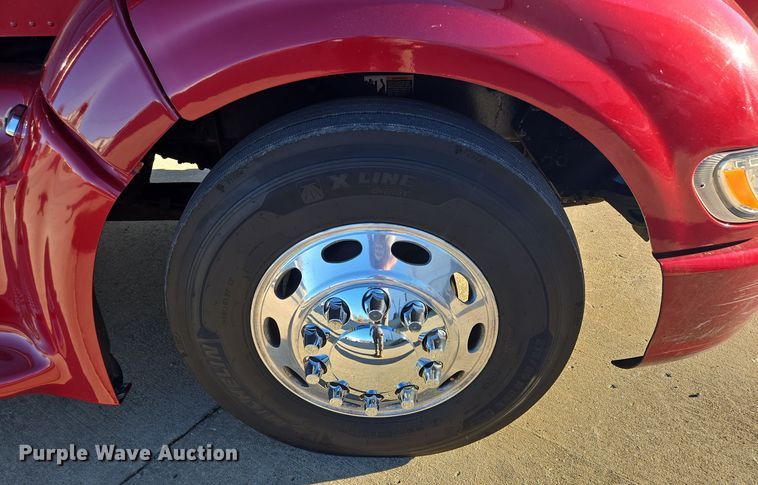 image for item EQ3577 2013 Peterbilt 386 semi truck