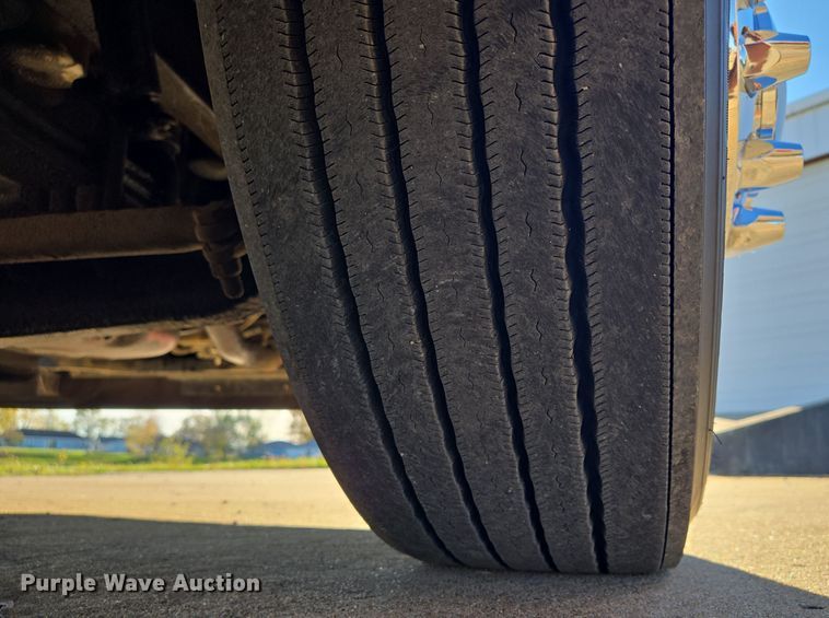 image for item EQ3577 2013 Peterbilt 386 semi truck