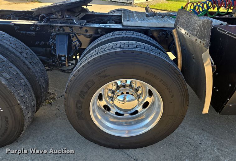 image for item EQ3577 2013 Peterbilt 386 semi truck