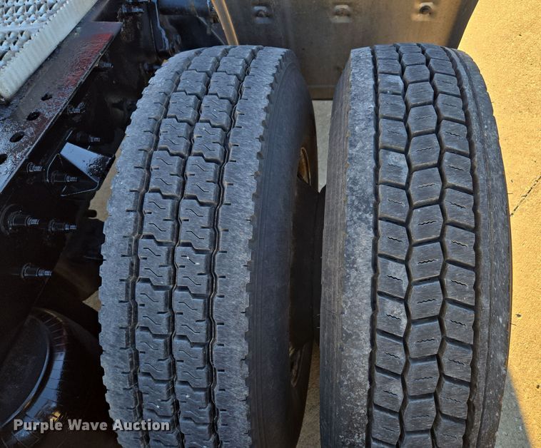 image for item EQ3577 2013 Peterbilt 386 semi truck