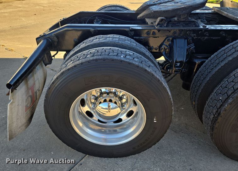 image for item EQ3577 2013 Peterbilt 386 semi truck