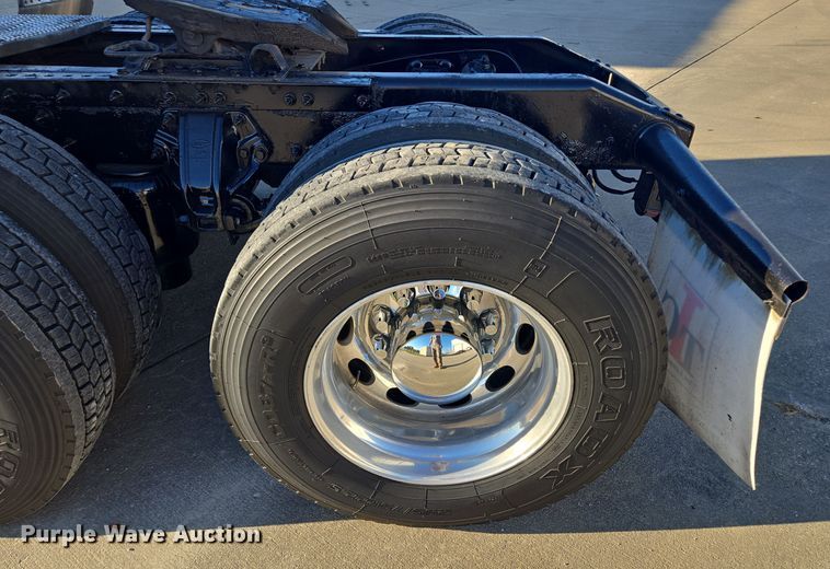 image for item EQ3577 2013 Peterbilt 386 semi truck