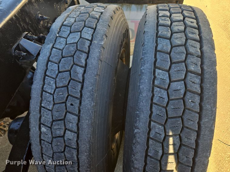 image for item EQ3577 2013 Peterbilt 386 semi truck