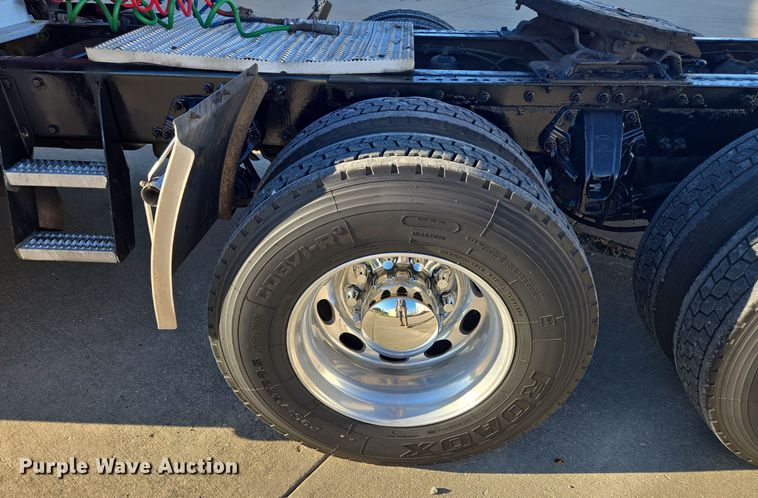 image for item EQ3577 2013 Peterbilt 386 semi truck