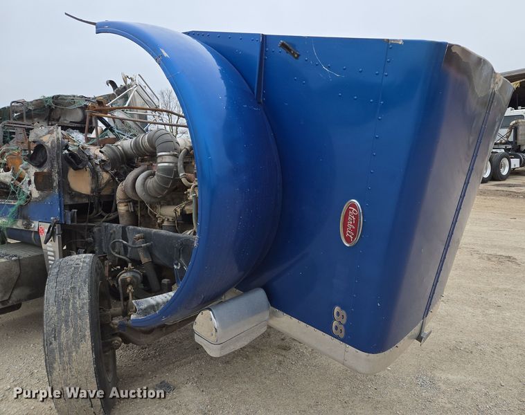 image for item EQ3657 Peterbilt  379 hood 