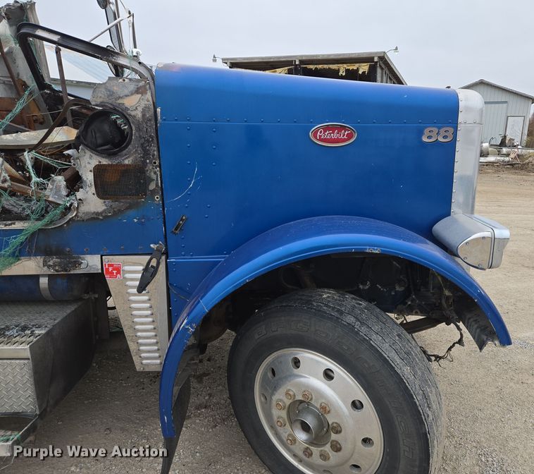 image for item EQ3657 Peterbilt  379 hood 