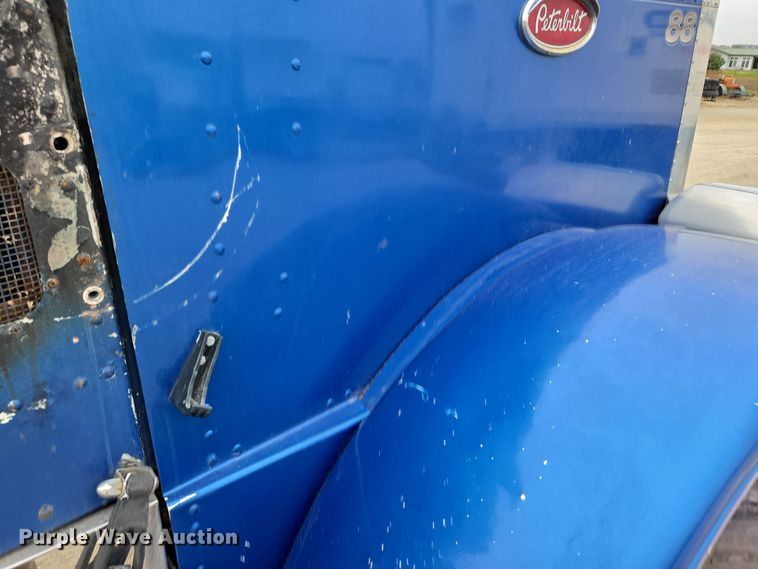 image for item EQ3657 Peterbilt  379 hood 