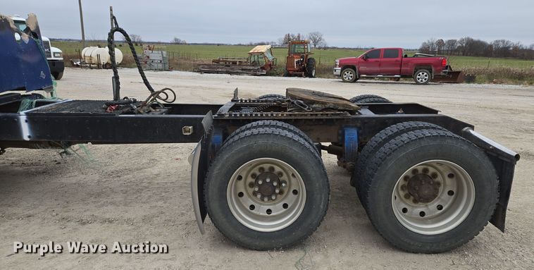 image for item EQ3658 Peterbilt truck chassis 