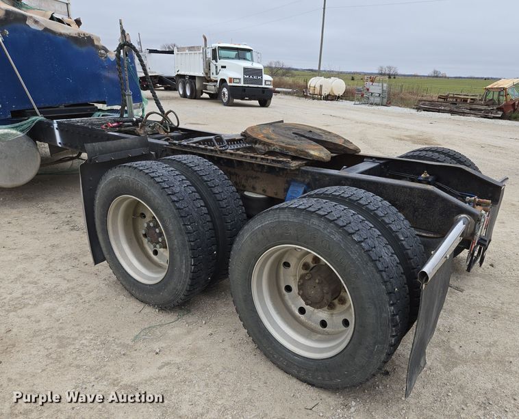 image for item EQ3658 Peterbilt truck chassis 