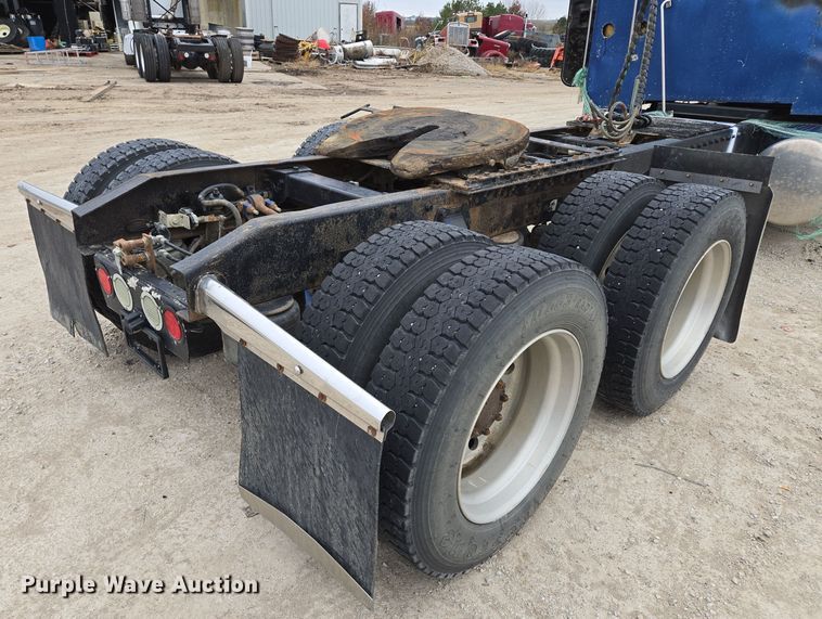 image for item EQ3658 Peterbilt truck chassis 