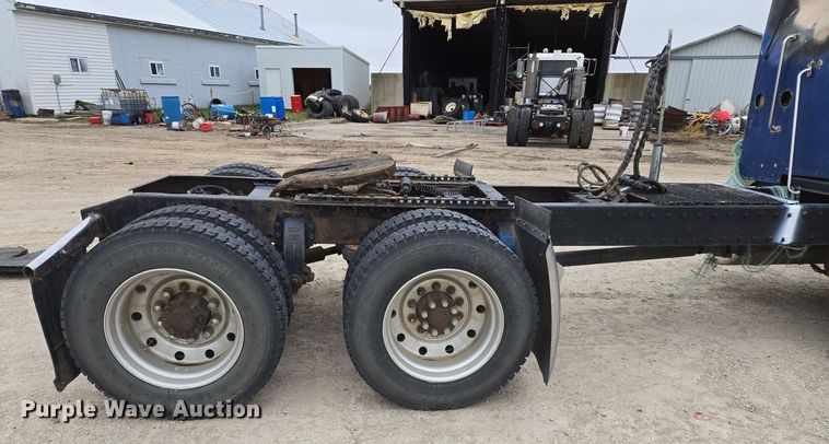 image for item EQ3658 Peterbilt truck chassis 
