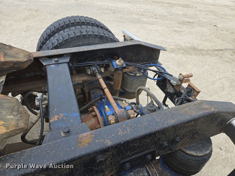 image for item EQ3658 Peterbilt truck chassis 