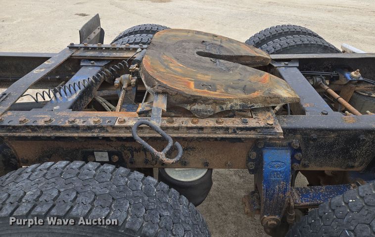 image for item EQ3658 Peterbilt truck chassis 