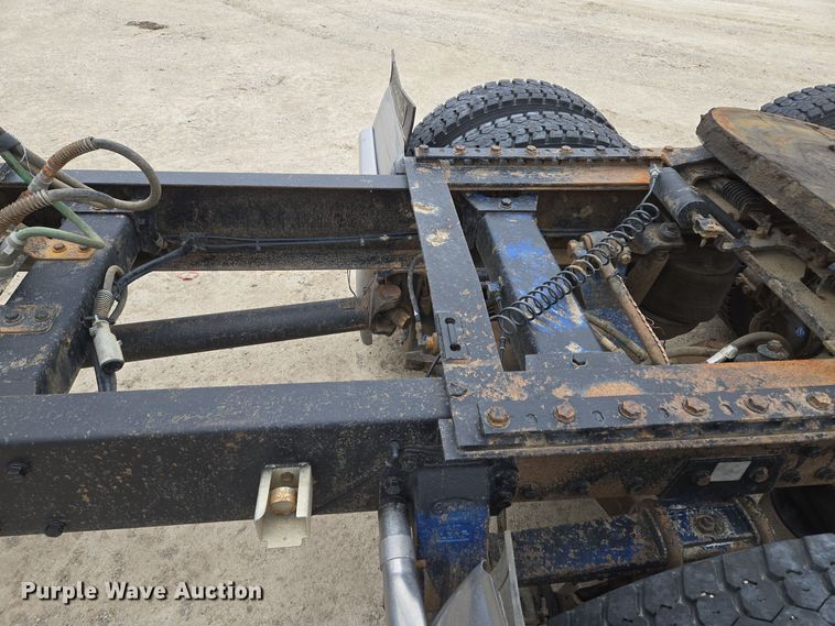 image for item EQ3658 Peterbilt truck chassis 