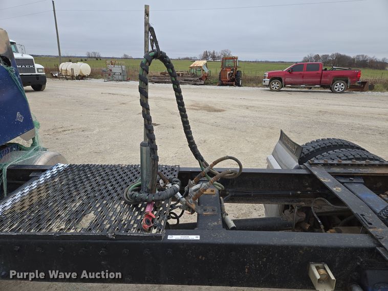 image for item EQ3658 Peterbilt truck chassis 