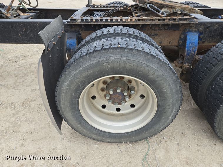 image for item EQ3658 Peterbilt truck chassis 