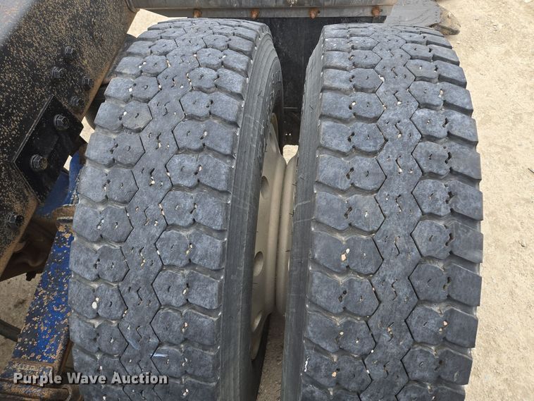 image for item EQ3658 Peterbilt truck chassis 