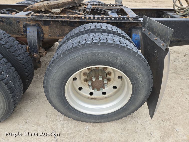 image for item EQ3658 Peterbilt truck chassis 