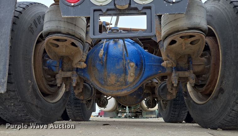 image for item EQ3658 Peterbilt truck chassis 