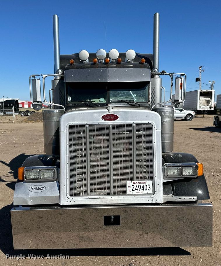 image for item ER8155 2007 Peterbilt 379 semi truck