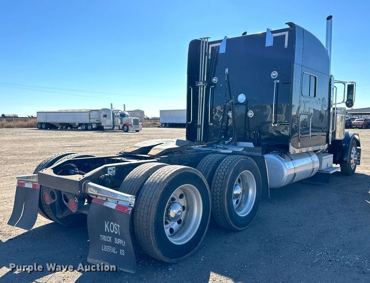 image for item ER8155 2007 Peterbilt 379 semi truck