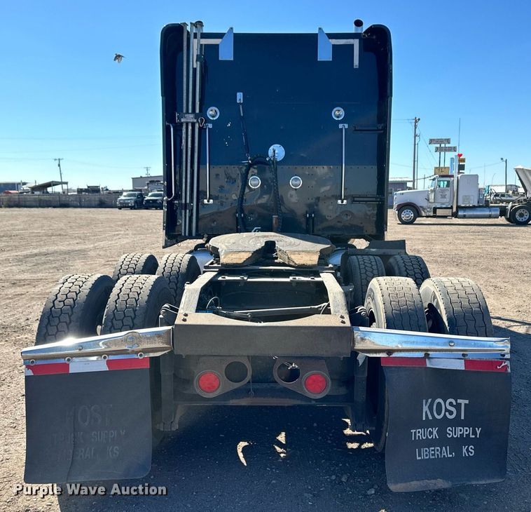 image for item ER8155 2007 Peterbilt 379 semi truck