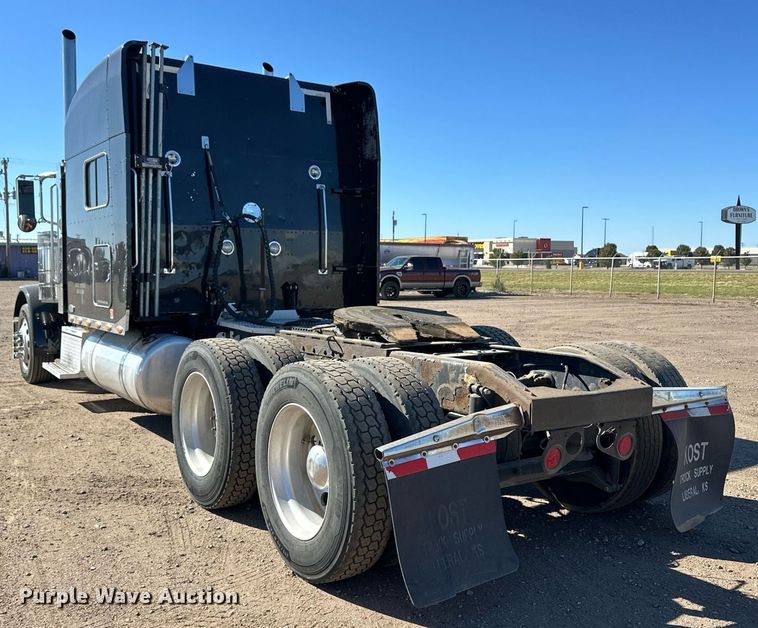 image for item ER8155 2007 Peterbilt 379 semi truck
