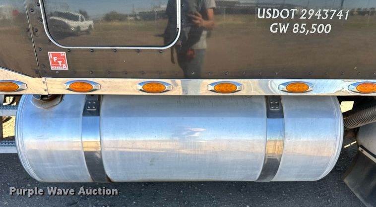 image for item ER8155 2007 Peterbilt 379 semi truck