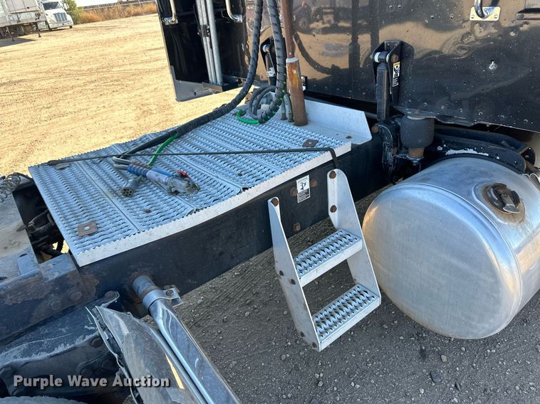 image for item ER8155 2007 Peterbilt 379 semi truck