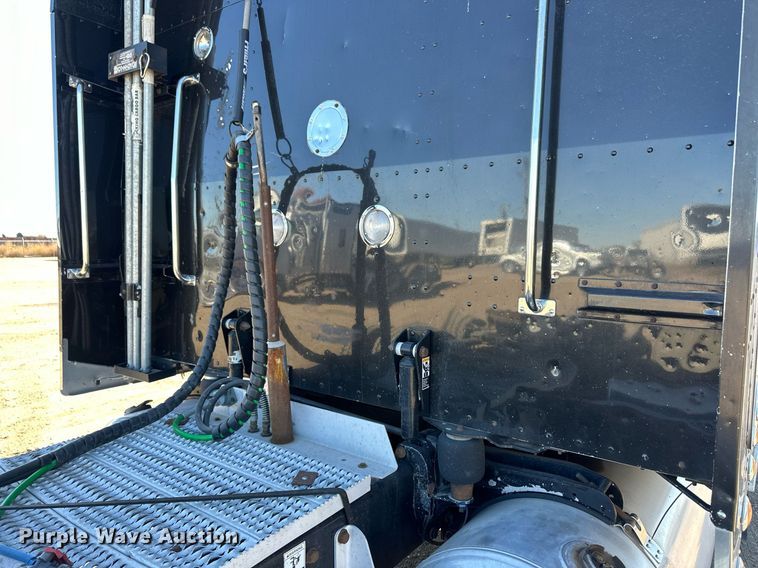 image for item ER8155 2007 Peterbilt 379 semi truck