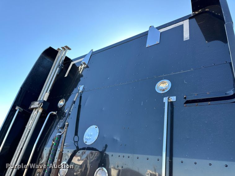 image for item ER8155 2007 Peterbilt 379 semi truck