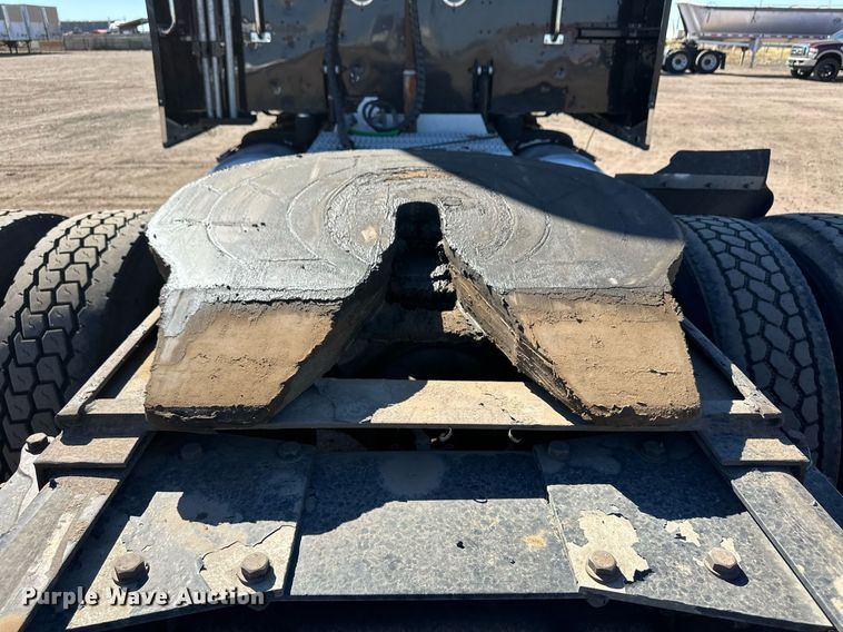 image for item ER8155 2007 Peterbilt 379 semi truck