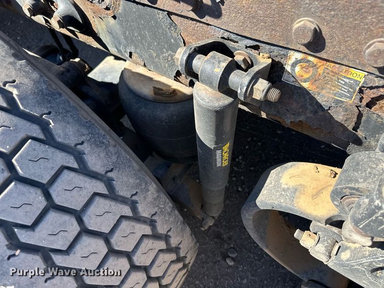 image for item ER8155 2007 Peterbilt 379 semi truck