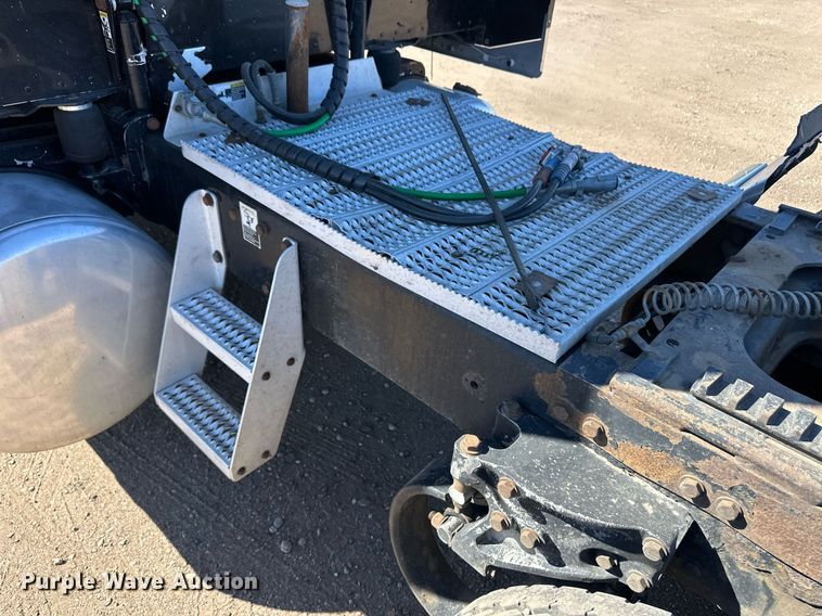 image for item ER8155 2007 Peterbilt 379 semi truck