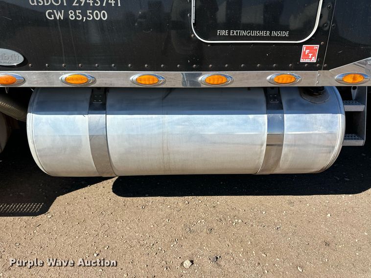 image for item ER8155 2007 Peterbilt 379 semi truck