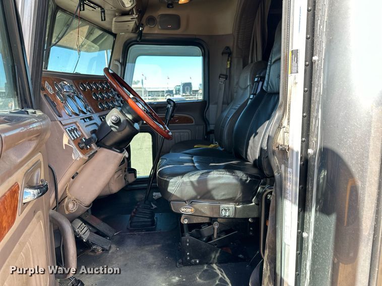 image for item ER8155 2007 Peterbilt 379 semi truck