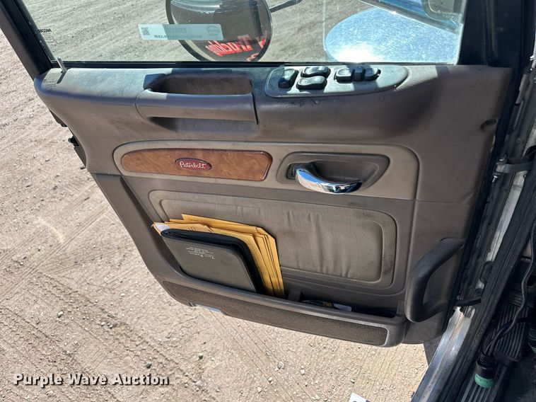 image for item ER8155 2007 Peterbilt 379 semi truck